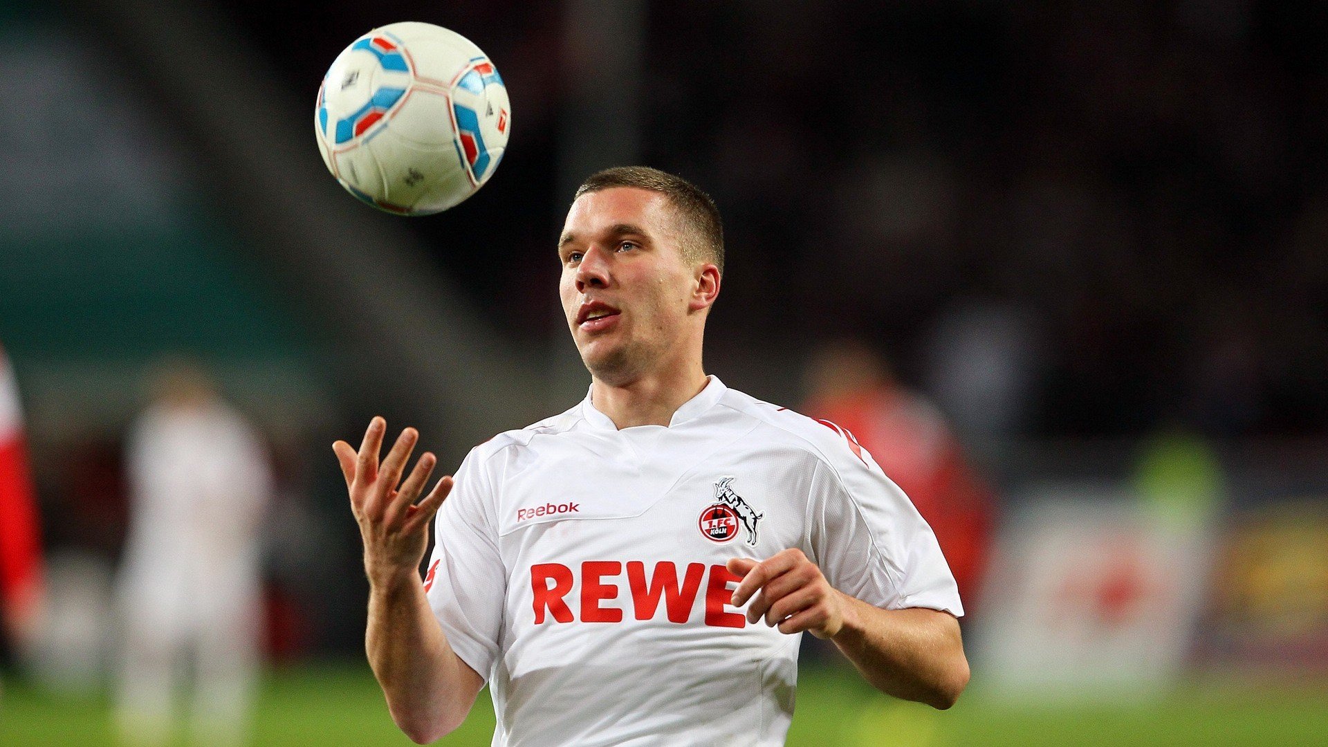 AYX官网-德甲节奏飞快：攻防瞬间桌面精彩！，德甲强度